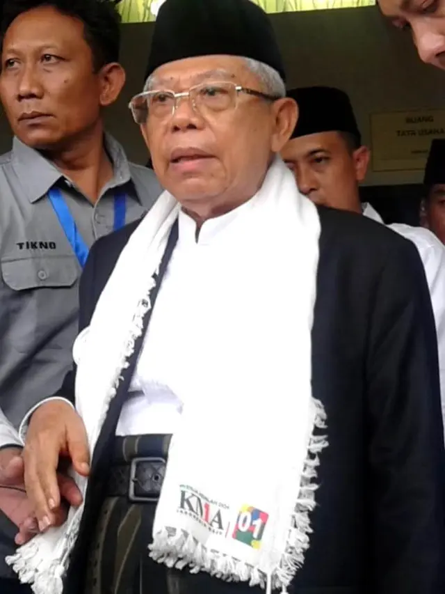 Cawapres Nomor Urut 1, KH Ma’ruf Amin di Cilacap, Jawa Tengah mewacanakan sarung sebagai identitas dan budaya nasional. (Foto: Liputan6.com/Muhamad Ridlo)