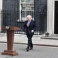 Perdana Menteri Inggris, Boris Johnson berjalan keluar dari 10 Downing Street untuk memberikan pernyataan pada hari pertamanya kembali bekerja di London, Senin (27/4/2020). Ini menjadi kemunculan pertama PM Johnson di depan publik setelah hampir sebulan terinfeksi COVID-19.  (DANIEL LEAL-OLIVAS/AFP)