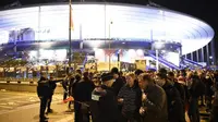 Pihak kepolisian Prancis mengamankan situasi di luar Stade de France pada Jumat (13/11/2015) malam waktu setempat. (AFP PHOTO / Franck Fife)
