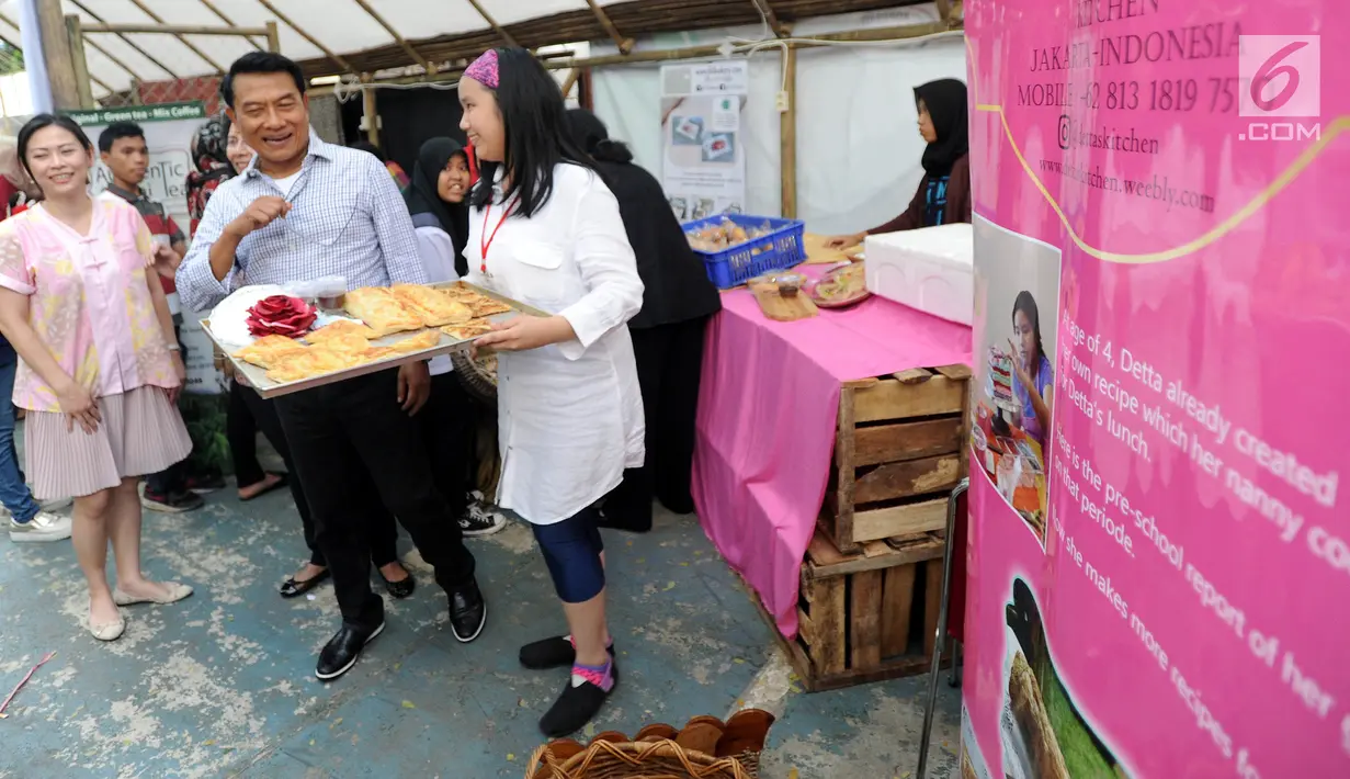 Ketua HKTI yang juga mantan Panglima TNI Moeldoko berbincang dengan peserta pameran di Festival Panen Raya Nusantara (Parara) di Taman Menteng, Jakarta, Minggu (15/10). Festival tersebut bertujuan untuk mendukung ekonomi komunitas lokal (Liputan6.com/Ari)