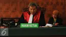 Ketua Hakim, Sutarjo membacakan putusan saat sidang praperadilan di PN Jakarta Pusat, Senin (2/11). Majelis tidak menerima gugatan peradilan dari MAKI dan menerima eksepsi termohon KPK terkait kasus Bank Century. (Liputan6.com/Gempur M Surya)
