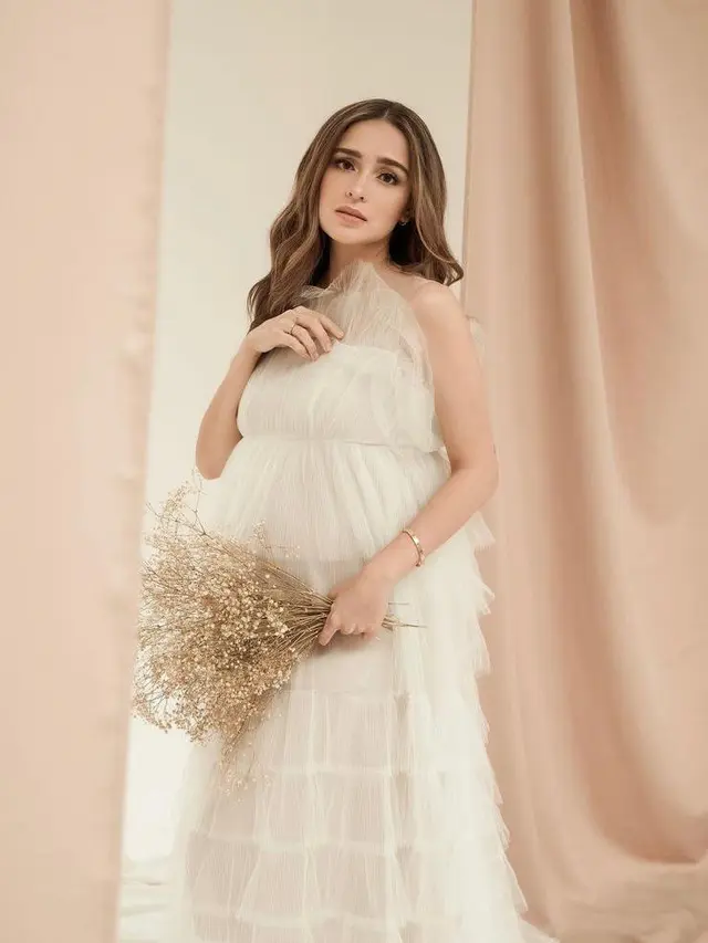 7 Potret Yasmine Wildblood Hamil Anak Ketiga, Tampil Elegan Kenakan Dress Putih Beraksen Ruffle