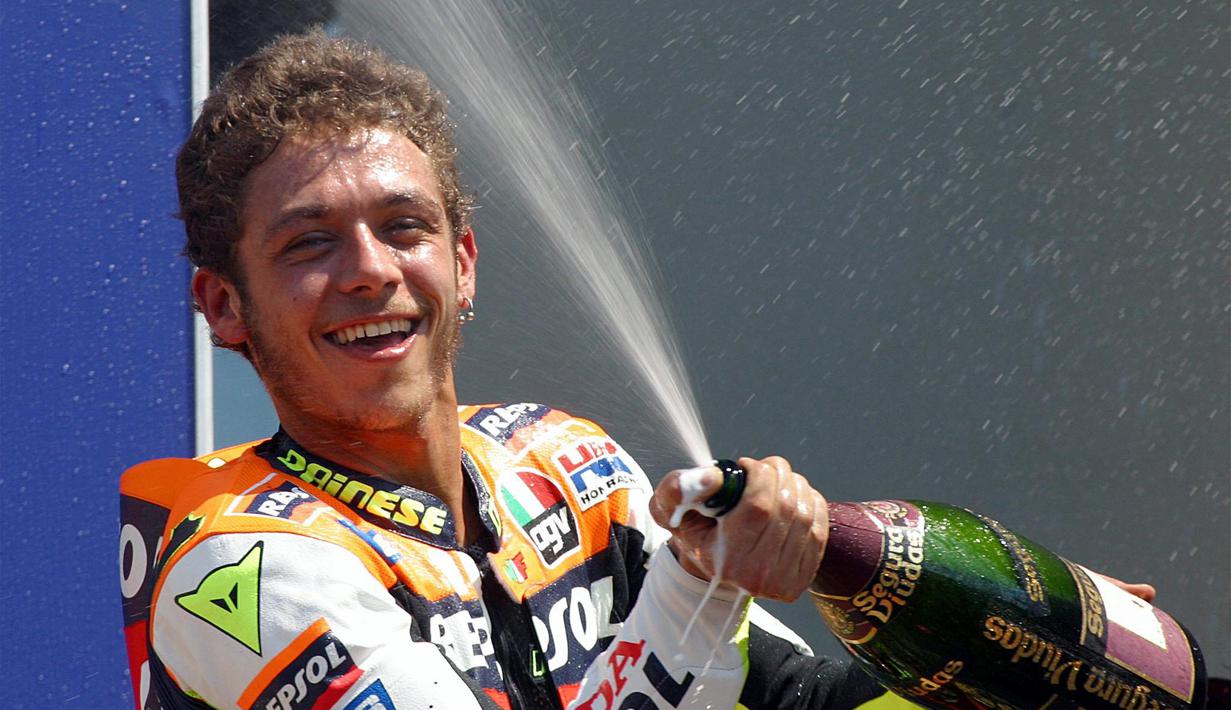Penampilan Valentino Rossi saat memenangi GP Italia di Sirkuit Mugello, (2/6/2002). (AFP/Alberto Pizzoli)