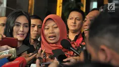 Terpidana kasus pelanggaran ITE Baiq Nuril Maknun (tengah) didampingi politikus PDIP Rieke Diah Pitaloka memberi keterangan saat tiba di Kantor Kemenkumham, Jakarta, Senin (8/7/2019). Baiq Nuril datang untuk menemui Menkumham Yasonna Laoly guna membahas pemberian amnesti. (merdeka.com/Iqbal Nugroho)