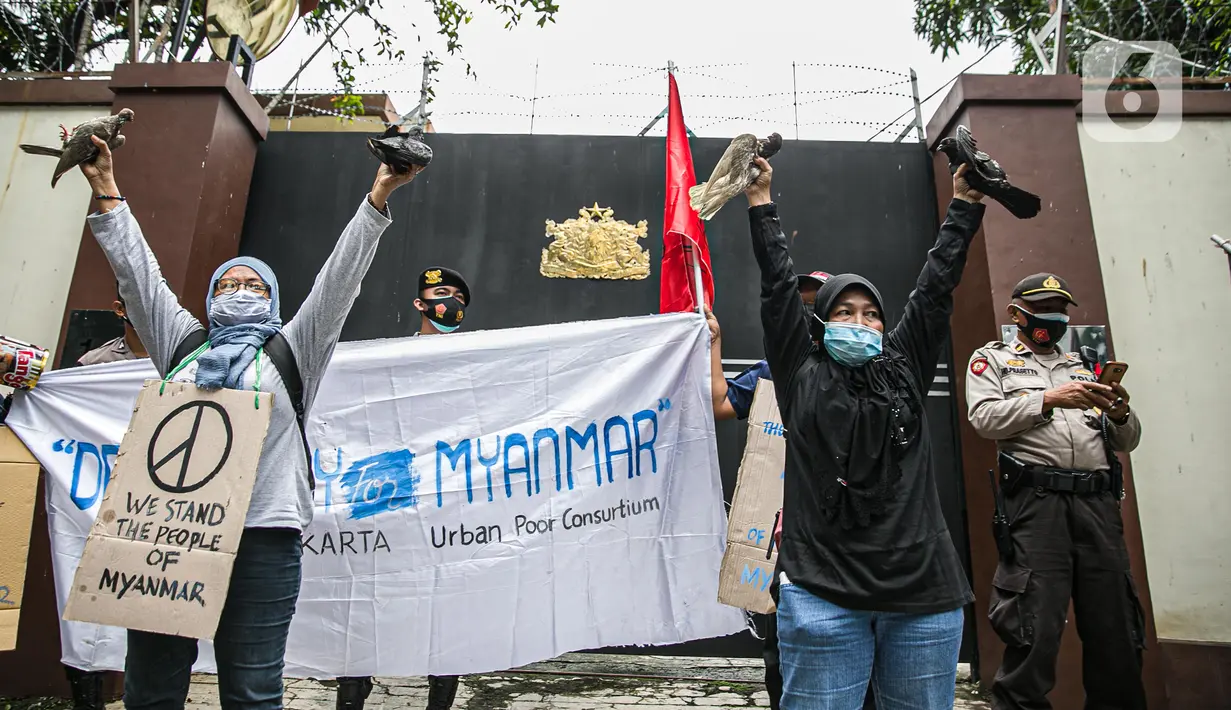 Massa Leader and Organizer of Community Organization in Asia ( LOCOA) menggelar aksi damai di depan Kedutaan Besar Myanmar, Jakarta, Jumat (5/2/2021). Massa mengecam mundurnya demokrasi di Myanmar. (Liputan6.com/Faizal Fanani)