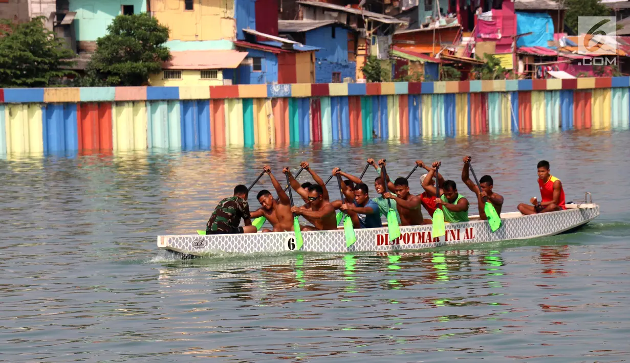 Sejumlah anggota TNI AL berlatih dayung di Danau Sunter, Jakarta, Senin (16/7). Latihan tersebut untuk mempersiapkan Pekan Olahraga TNI AL (Poral) 2018. (Liputan6.com/Arya Manggala)