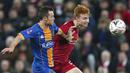 Pemain Liverpool, Sepp van den Berg, berebut bola dengan pemain Shrewsbury Town, Shaun Whalley, pada laga Piala FA di Stadion Anfield pada Rabu (5/2/2020). Pasukan muda Liverpool menang tipis 1-0 atas Shrewsbury Town. (AP/Jon Super)