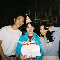 Potret Jung Hae In bersama Kim Mi Soo dan Jisoo BLACKPINK. (Foto: Instagram/holyhaein)