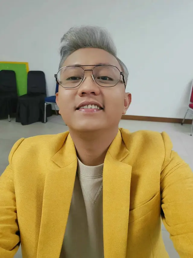 Tampil Beda, Ini 6 Potret Gaya Rambut Baru Denny Caknan Warna Cerah