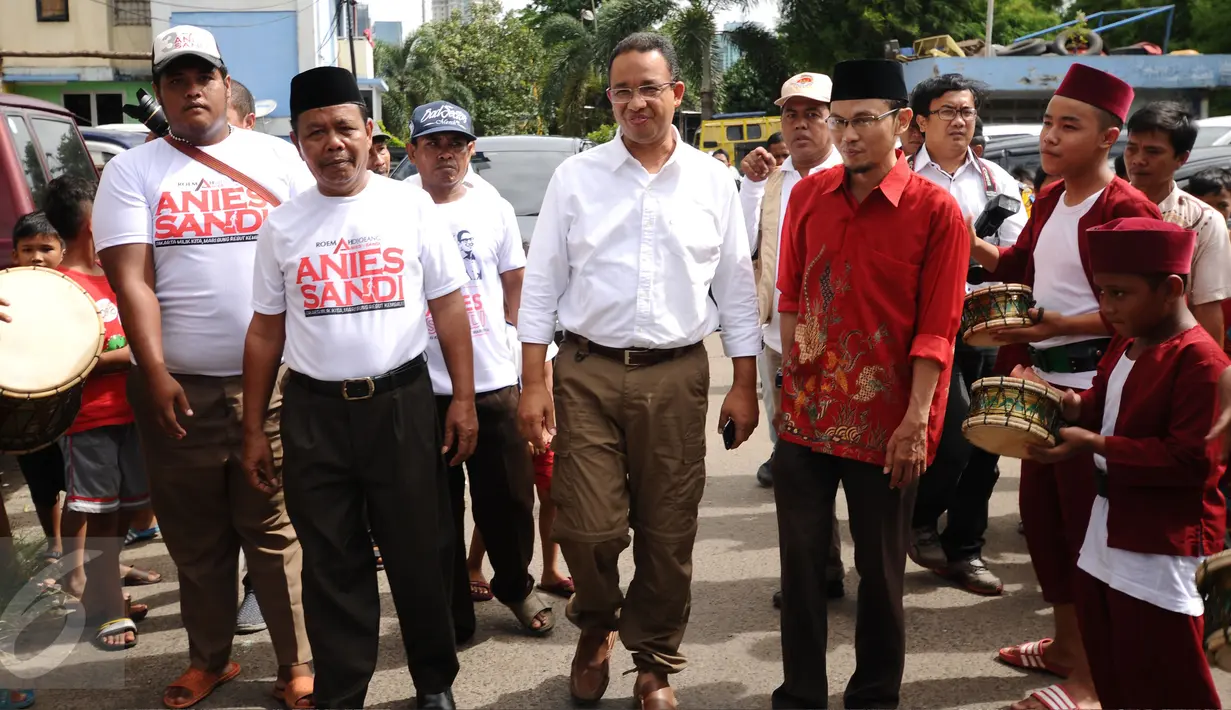 Cagub DKI Jakarta, Anies Baswedan (tengah) saat tiba untuk sosialisasi di Rusun Karet Tengsin, Jakarta, Rabu (28/12). Anies juga melantik koordinator tim pemenangan tingkat Rt dan Rw di Kelurahan Karet Tengsin. (Liputan6.com/Helmi Fithriansyah)
