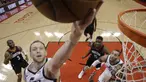 Pemain Utah Jazz, Joe Ingles (2) mencetak poin saat melewati adangan para pemain Rockets pada playoff game kedua NBA basketball di Toyota Center, Houston, (2/5/2018). Utah Jazz menang 116-108. (AP/Eric Christian Smith)