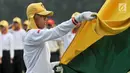 Calon Paskibraka Nasional 2017 saat latihan upacara menaikan dan menurunkan bendera di PPPON, Cibubur, Jakarta Timur, Kamis (10/8). (Liputan6.com/Yoppy Renato)