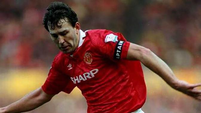 5. Bryan Robson, pesepak bola ini mendapat julukan Captain Marvel dari fans United. Akhir 80an dan awal 90an menjadi masa kejayaannya mengawal lini tengah Manchester United. (www.manutdevening.com)