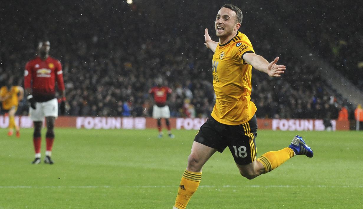 Striker Wolverhampton Wanderers, Diogo Jota, merayakan gol ke gawang Manchester United pada laga Premier League 2019 di Stadion Molineux, Selasa (2/4). Wolverhampton menang 2-1 atas Manchester United. (AP/Rui Vieira)