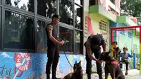 2 Ekor anjing K-9 disiagakan di Terminal Kampung Rambutan saat pengamanan arus mudik Lebaran 2019. (Yunita Amalia/Merdeka)