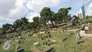 Dinas Pertamanan dan Pemakaman DKI Jakarta menerapkan sistem online pelayanan pemakaman di 77 TPU, Jakarta, Rabu (4/5). Sistem tersebut agar warga dapat melihat ketersediaan lahan makam. (Liputan6.com/Immanuel Antonius)  