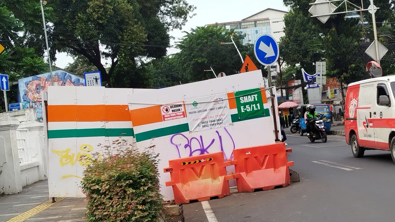 Pengguna jalan di kawasan Menteng, Jakarta Pusat, dibuat gerah akibat proyek strategis nasional yang tak kunjung rampung. (Liputan6.com/Ady Anugrahadi)