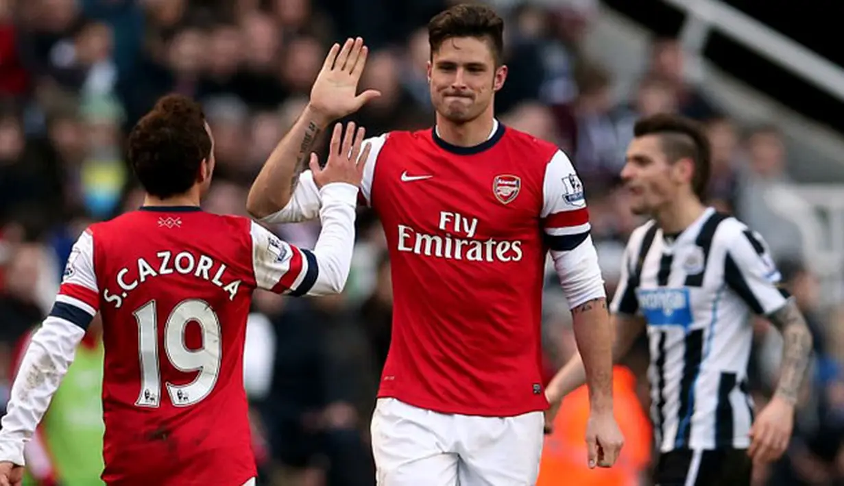 Selebrasi Olivier Giroud dan Santi Cazorla setalah mencetak gol pada pertandingan sepak bola Liga Inggris antara Newcastle United vs Arsenal di St James 'Park, Inggris, (29/12/13). (AFP/Ian Macnicol)