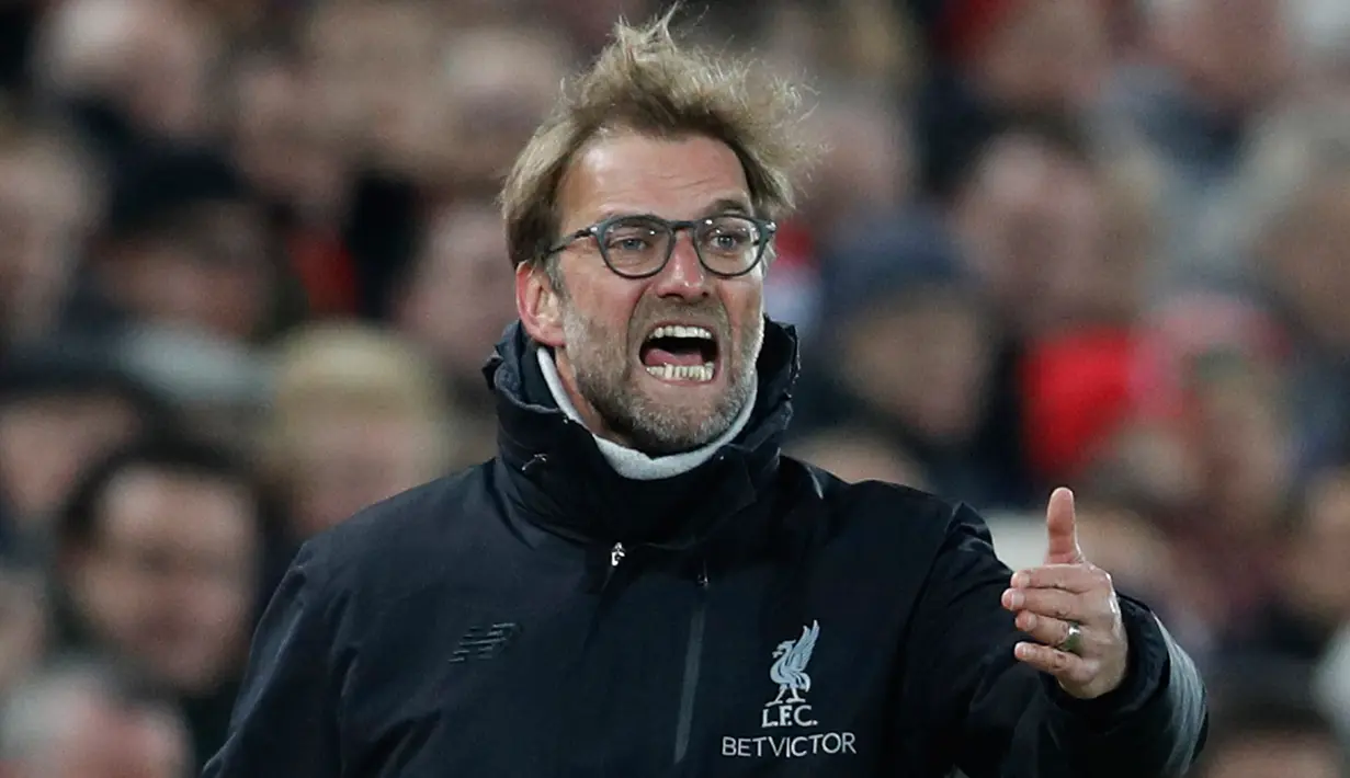 Pelatih Liverpool, Jurgen Klopp mengintruksikan para pemainnya saat berhadapan dengan Stoke City pada pertandingan Liga Inggris di Anfield, Liverpool, (28/12). Liverpool menang telak atas Stoke dengan skor 4-1. (Reuters/Darren Staples)