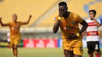 Ekspresi striker Bhayangkara FC, Ezhechiel N'Douassel (kanan), setelah membobol gawang Madura United pada laga pekan ketiga BRI Liga 1 2021/2022 di Stadion Si Jalak Harupat, Soreang, Kab. Bandung, Sabtu (18/9/2021). (Bola.com/Ikhwan Yanuar Harun)