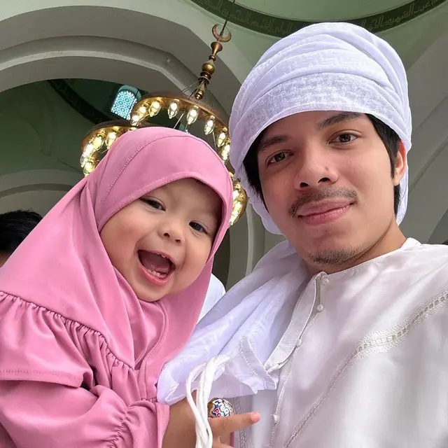Geram Ameena Dihujat Netizen, Ini 6 Potret Hangat Atta Halilintar Momong Putrinya