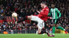 Pemain Manchester United, Wout Weghorst (kiri) berusaha mencetak gol ke gawang Real Betis pada laga leg pertama Liga Europa 2022/2023 yang berlangsung di Old Trafford, Manchester, Jumat (10/03/2023) dini hari WIB. MU menang dengan skor 4-1. (AFP/Darren Staples)