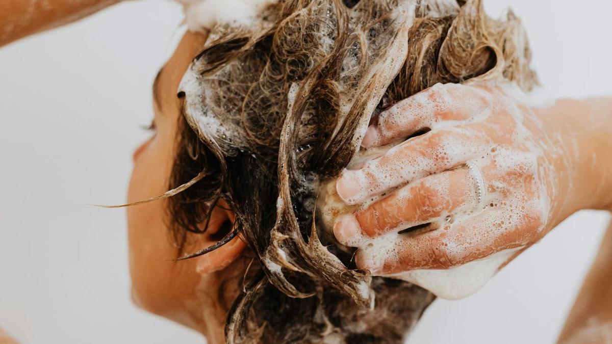 Cara Keramas yang Benar untuk Rambut Sehat dan Berkilau, Ini Panduan Lengkapnya