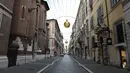 Suasana jalanan yang sepi di Roma, Italia, 24 Desember 2020. Italia mulai menerapkan jam malam nasional dalam empat jam. (Xinhua/Cheng Tingting)