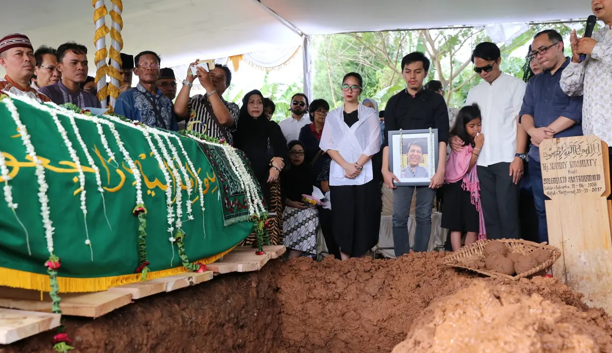 Ayahanda Novita Angie, R. Sumiharso bin Soekarwo telah meninggal dunia pada Jumat, 1 Desember 2017 sekitar pukul 9.20 WIB. (Daniel Kampua/Bintang.com)