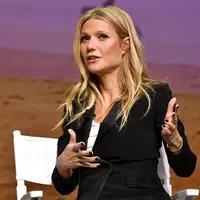 Di tahun 2014 silam Gwyneth Paltrow mengumumkan perceraiannya dengan Chris Martin namun baru resmi pada akhir tahun 2016 lalu. Gwyneth pun telah menjalin hubungan dengan pria lain bernama Brad Falchuk. (AFP/Bintang.com)