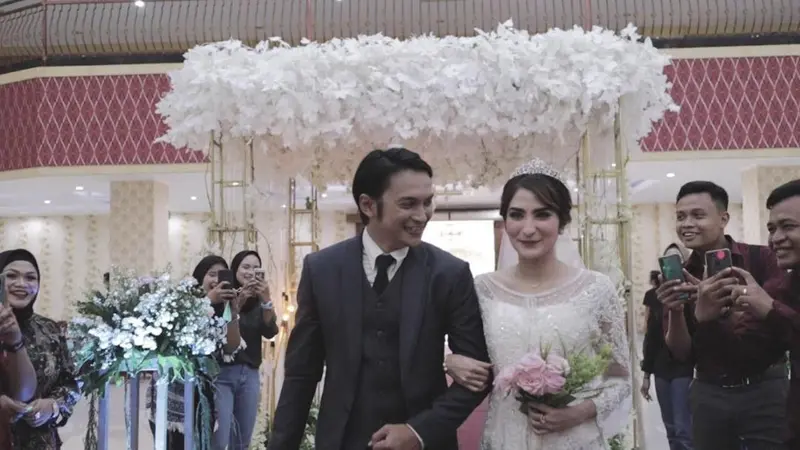 6 Potret Pernikahan Reiner Manopo dan Shirin Shafira di Video Klip, Didoakan Balikan