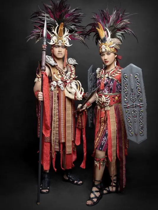 Kaesang dan Erina Gudono memilih upacara di Istana Negara, Jakarta. Keduanya tampak kompak mengenakan baju adat Minahasa, Sulawesi Utara. Bahkan bajunya ini jadi busana terbaik. [@theleonardi]