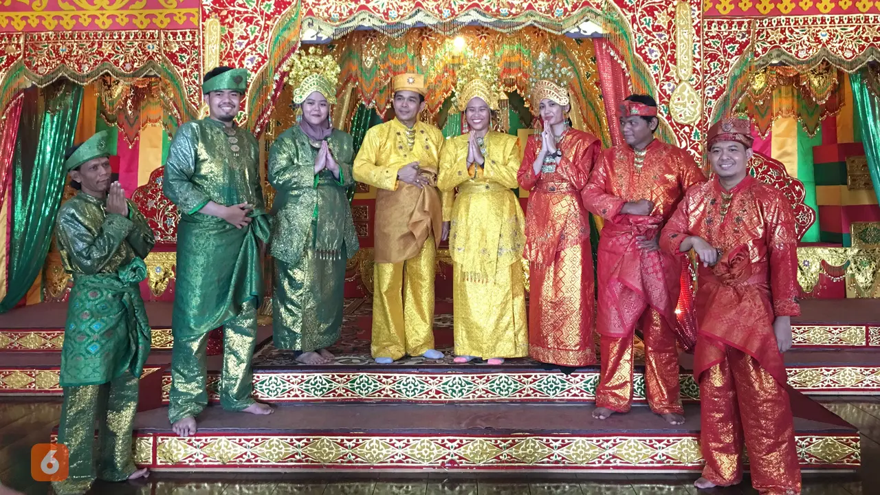Busana Adat Melayu