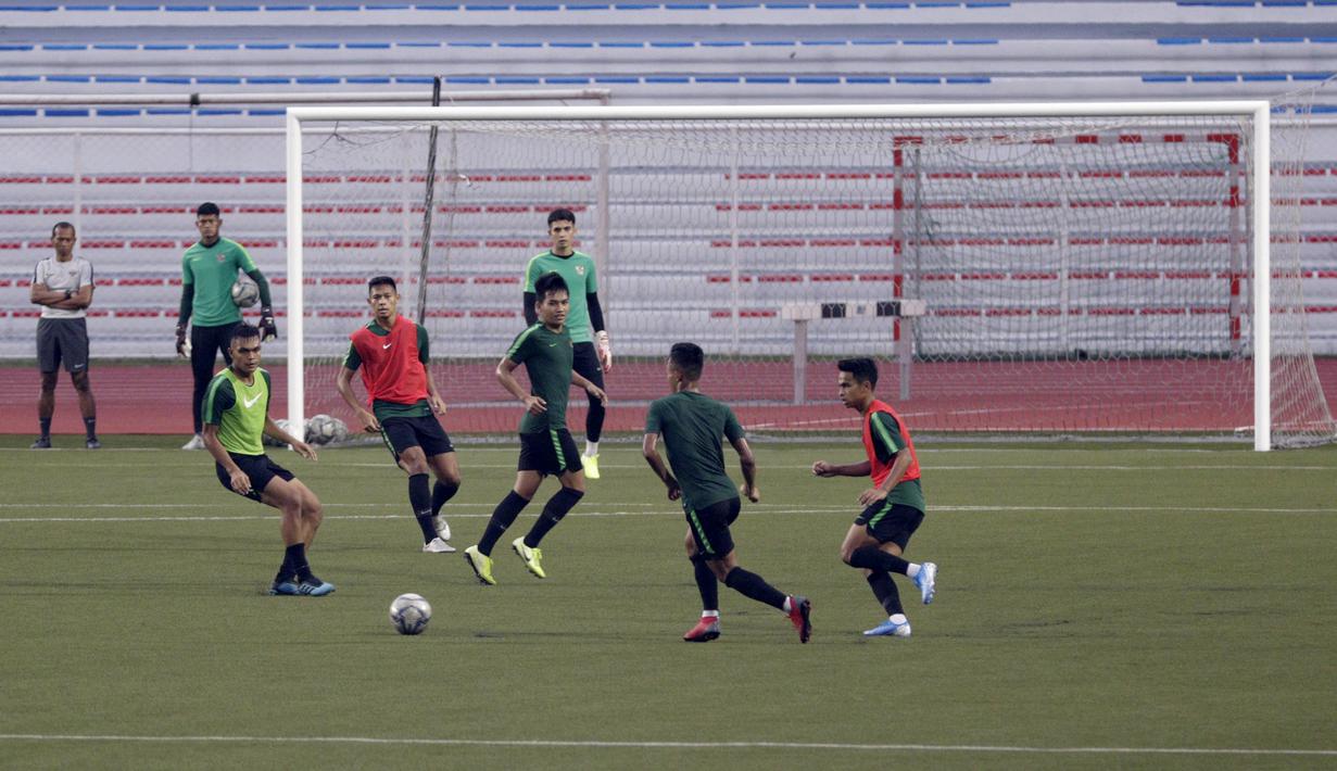Para pemain Timnas Indonesia U-22 saat latihan di Stadion Rizal Memorial, Manila, Jumat (22/11). Latihan ini persiapan jelang laga SEA Games 2019. (Bola.com/M Iqbal Ichsan)