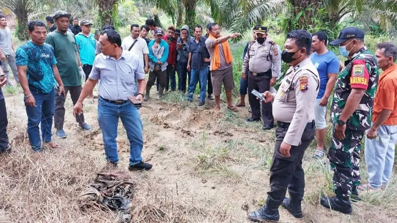 Warga dan petugas berwenang setelah mengevakuasi petani yang diinjak gajah di Tahura Minas, Kabupaten Siak.