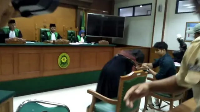 8 Potret Ria Ricis dan Teuku Ryan Hadiri Mediasi Sidang Perceraian, Sempat Cium Tangan