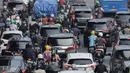 Kendaraan pribadi dari mobil dan motor mulai menyesaki jalanan. (Liputan6.com/Herman Zakharia)
