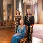 Ratu Margrethe II berfoto bersama putra mahkota Denmark, Pangeran Frederick dan Putri Mary. (dok. Per Morten Abrahamsen/Danish Royal House/ https://www.instagram.com/p/CmtYsQ8Arzw/?hl=en/Dinny Mutiah)