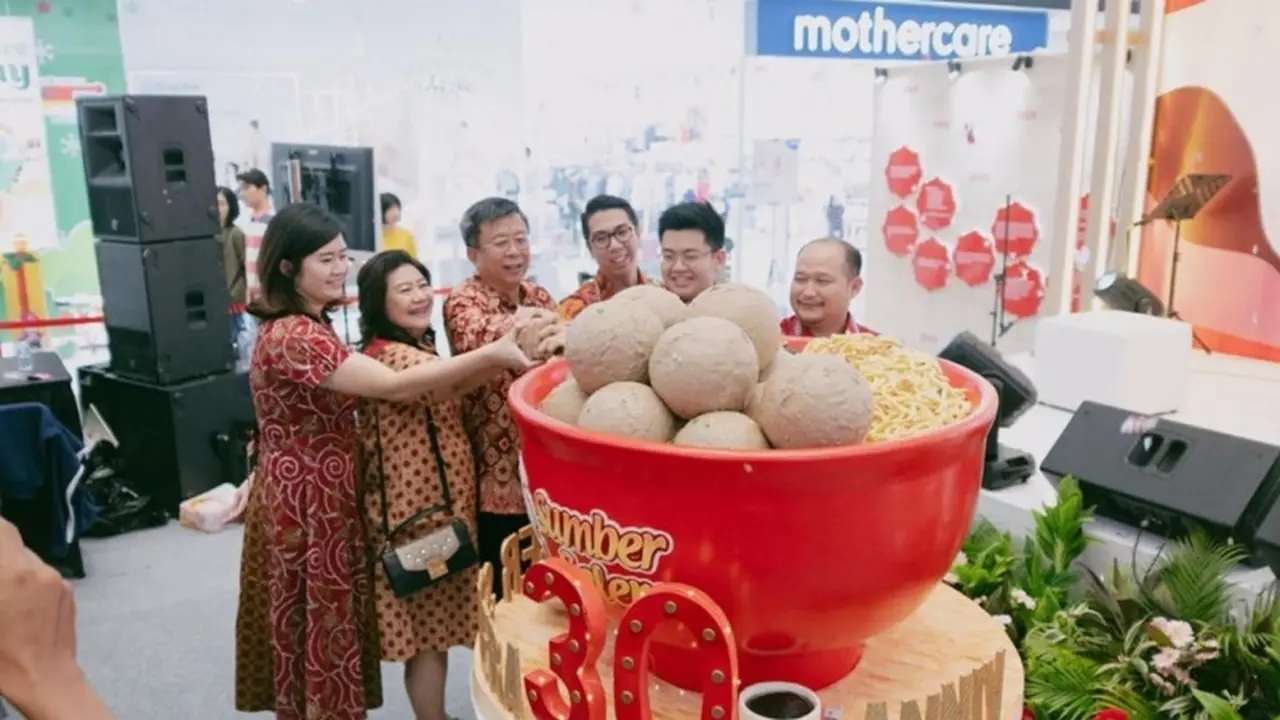 Bakso Sumber Selera Pecahkan Rekor MURI Pembagian Bakso Terbanyak dalam Mall