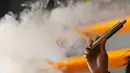Seseorang menghisap rokok elektrik atau vape di sebuah toko rokok elektrik, The Vapor Spot vapor, Los Angeles, California, 14 Maret 2014. Peraturan juga melarang penjualan rokok elektrik kepada orang dibawah 18 tahun. (REUTERS/Mario Anzuoni)