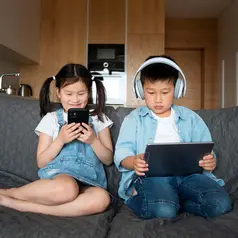 Libur sekolah seharusnya menjadi momen menyenangkan bagi anak dan keluarga. Namun pada praktiknya, liburan justru sering identik dengan anak yang semakin lama menatap layar gadget, mulai dari bermain game, menonton video, hingga scrolling tanpa henti. (foto/dok: freepik)