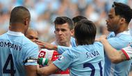 Salah satu contohnya saat Barton berkelahi dengan Ousmane Dabo, rekannya di Manchester City. Akibat ulah tidak terpuji itu akhirnya ia diskorsing. (AFP/Paul Ellis)