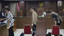 Terdakwa dugaan suap fungsi pengawasan anggota DPRD Kalimantan Tengah, Edy Saputra Suradja, Willy Agung dan Teguh Dudy Syamsuri Zaldy (kiri ke kanan) usai sidang lanjutan di Pengadilan Tipikor, Jakarta, Rabu (13/2). (Liputan6.com/Helmi Fithriansyah)