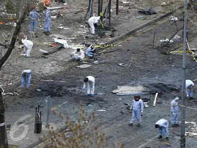 Petugas forensik saat memeriksa lokasi meledaknya bom bunuh diri di Ankara , Turki 14 Maret 2016. Peristiwa tragis ini setidaknya menewaskan 34 orang dan melukai 125 orang. (REUTERS / Umit Bektas)