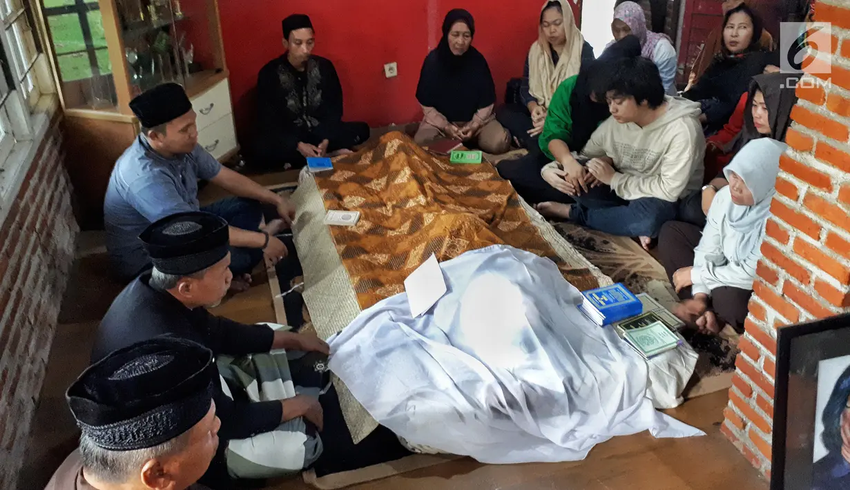 Keluarga dan kerabat berdoa di jenazah gitaris dan vokalis band Koes Plus, Yon Koeswoyo di rumah duka kawasan Pamulang, Jumat (5/1). Belum ada keterangan resmi yang menyebutkan penyebab pasti Yon Koeswoyo meninggal dunia. (Liputan6.com/Fery Pradolo)