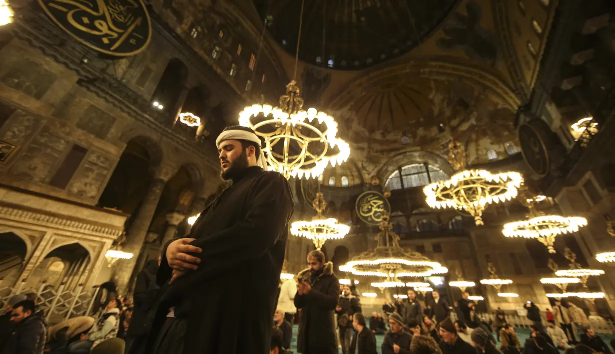 Setelah 88 tahun berlalu, pada Ramadhan 2022 ini, Masjid Hagia Sophia kembali mengadakan tarawih untuk pertama kalinya.  (AP Photo/Emrah Gurel)