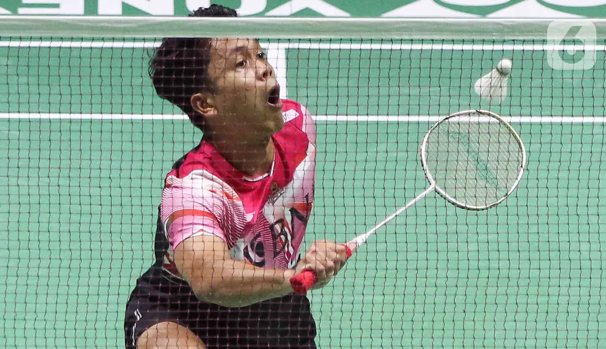 Tunggal putra bulu tangkis Indonesia Anthony Sinisuka Ginting mengembalikan kok ke arah wakil Hong Kong Lee Cheuk Yiu dalam pertarungan fase 32 besar yang dihelat di Istora Senayan, Jakarta, Rabu (25/1/2023). Anthony Ginting sukses mengamankan tiket menuju babak 16 besar Indonesia Masters 2023. (Liputan6.com/Herman Zakharia)