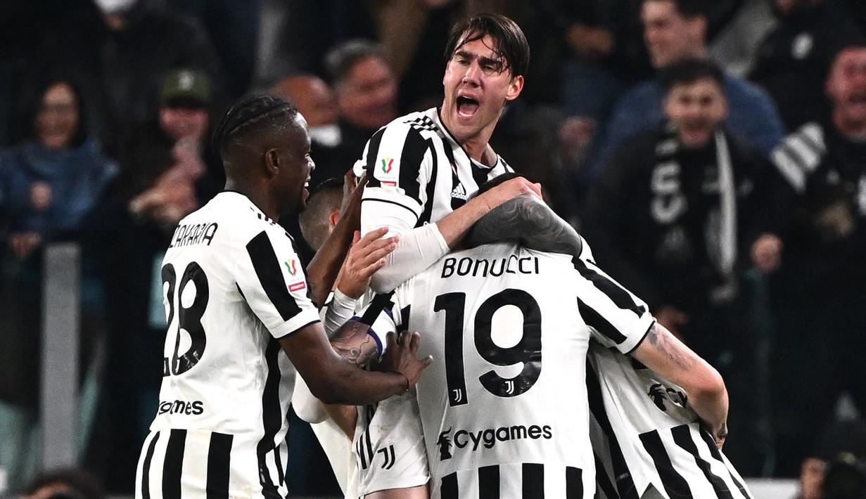 Juventus berhasil melangkah ke partai final Coppa Italia 2021/2022 usai menang 2-0 atas tamunya Fiorentina di leg kedua semifinal, Kamis (21/4/2022) dini hari WIB. Di laga final, Juventus sudah ditunggu Inter Milan yang telah memastikan lolos sehari sebelumnya. (AFP/Marco Bertorello)