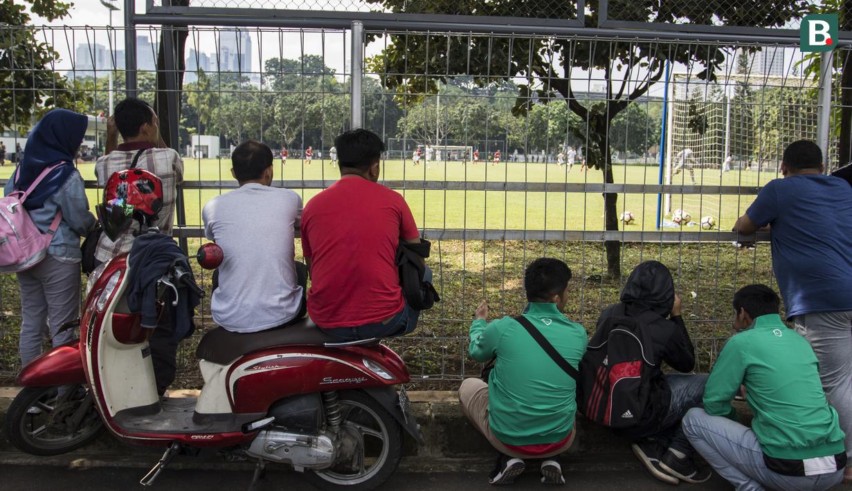 Warga menonton laga uji coba antara Timnas Indonesia U-23 melawan Timnas Indonesia U-19 di Lapangan ABC Senayan, Jakarta, Sabtu (24/2/2018). Timnas U-23 menang 5-0 atas Timnas U-19. (Bola.com/Vitalis Yogi Trisna)