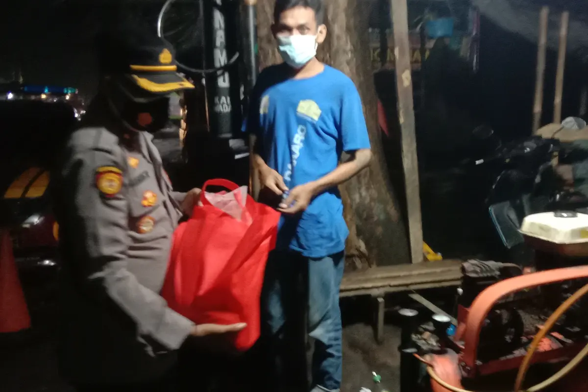 Tambal Ban Sepi Omset Saat PPKM Darurat. (Jumat,23/07/2021). (Liputan6.com/Yandhi Deslatama).